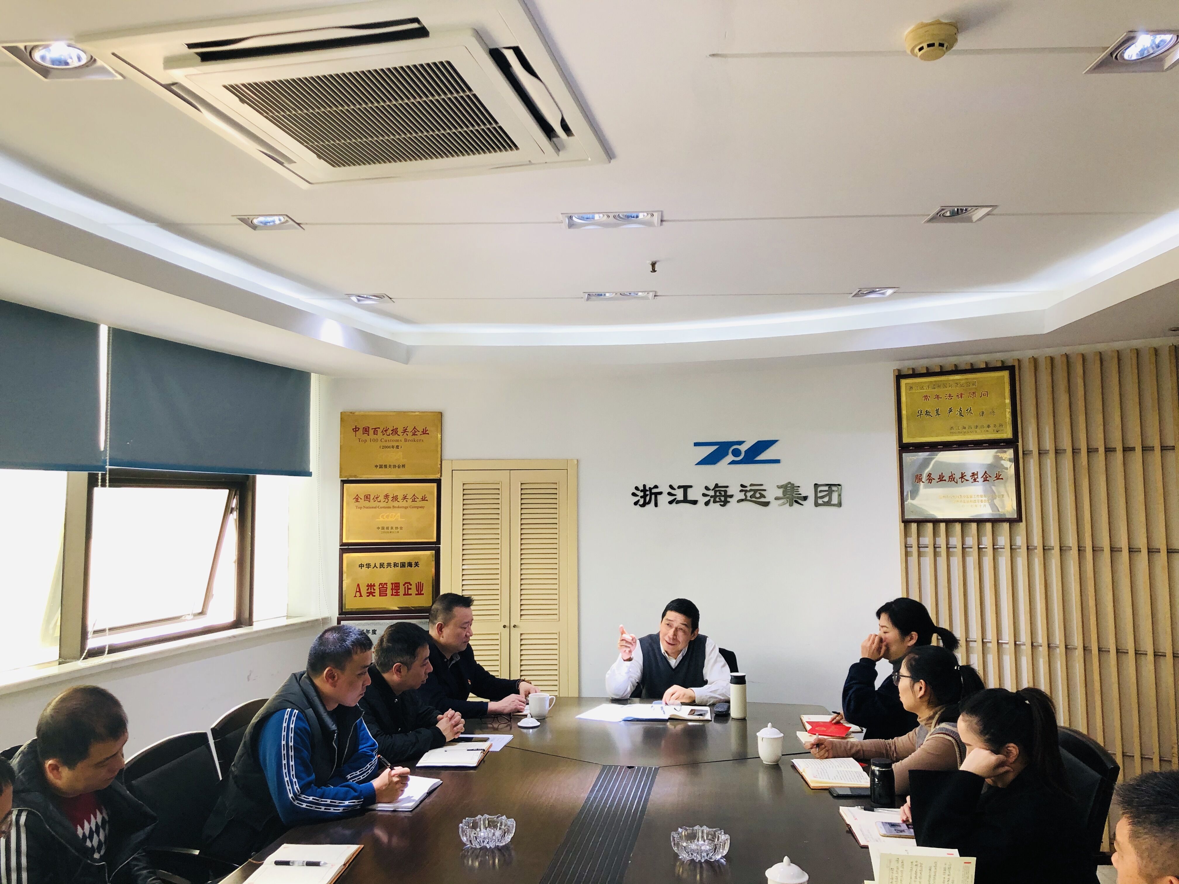 9fc49ab37a263407bc722e0410a47f34.jpg 繆克儉赴溫州貨運(yùn)公司宣講十九屆四中全會(huì)精神.jpg
