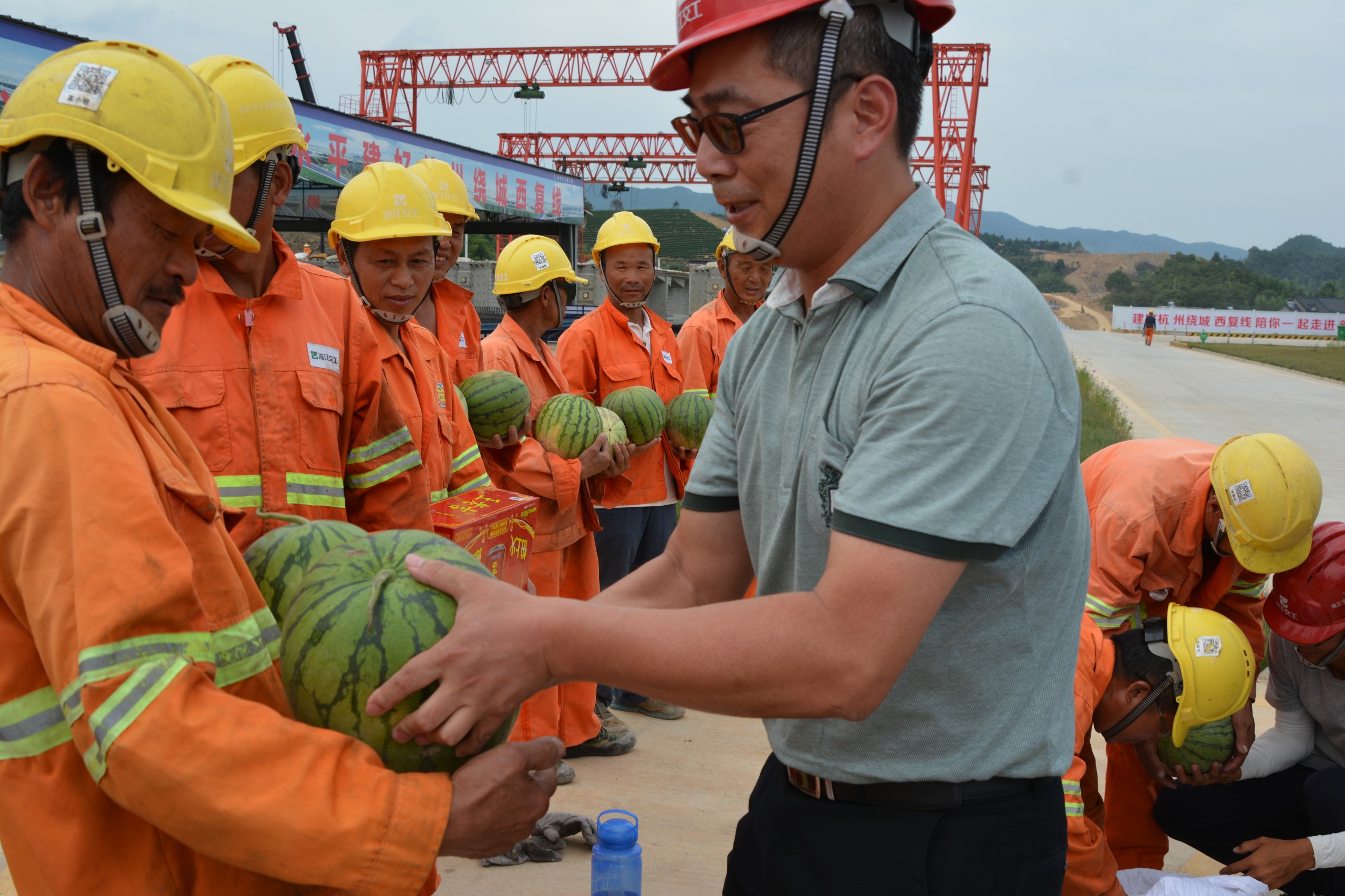 7fa3476496408479b034c7f799185db2.jpg 項(xiàng)目經(jīng)理為員工發(fā)西瓜 (2).JPG