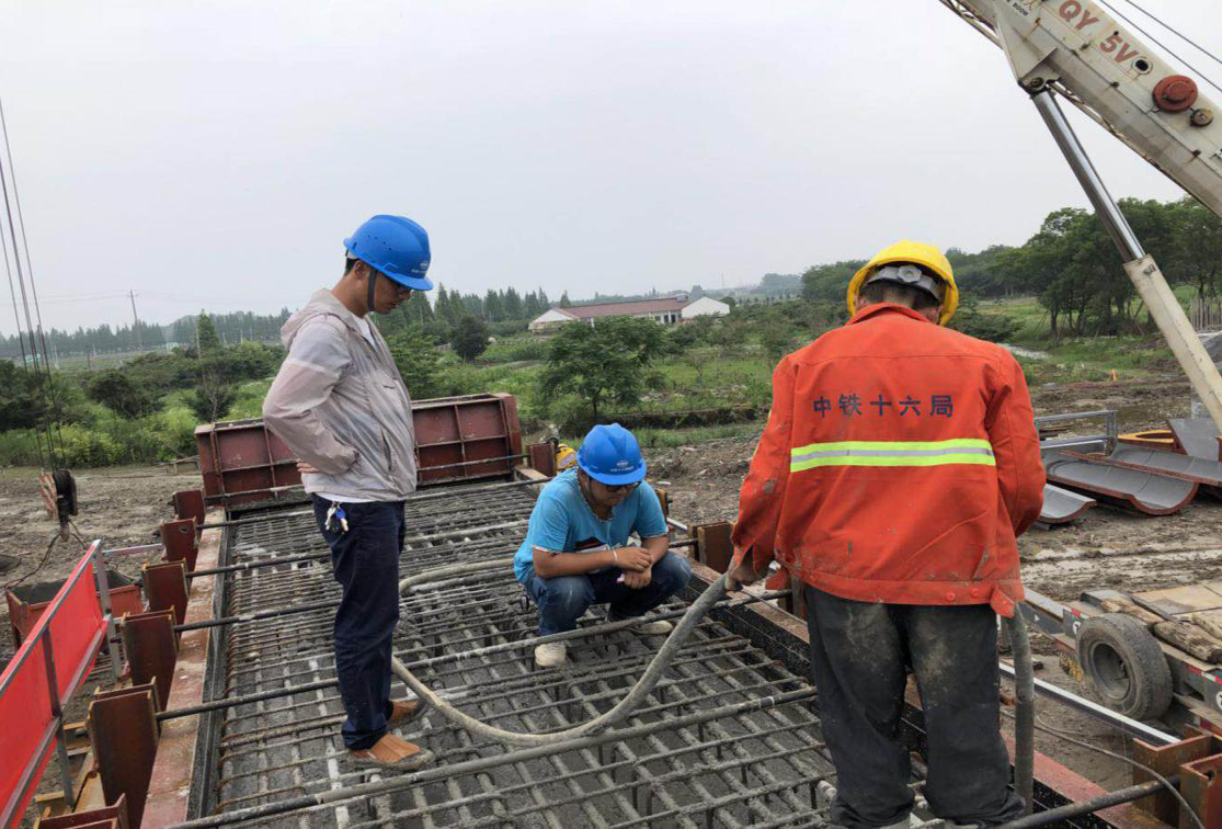 工程科長(zhǎng)、試驗(yàn)主任現(xiàn)場(chǎng)指導(dǎo)混凝土振搗工作.jpg
