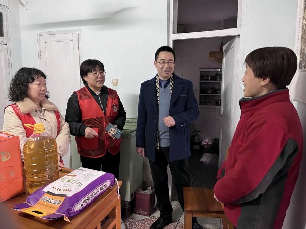 f9d953e75f6d9a6ea558858911d4ce12.jpg 現(xiàn)場慰問照片(1).jpg