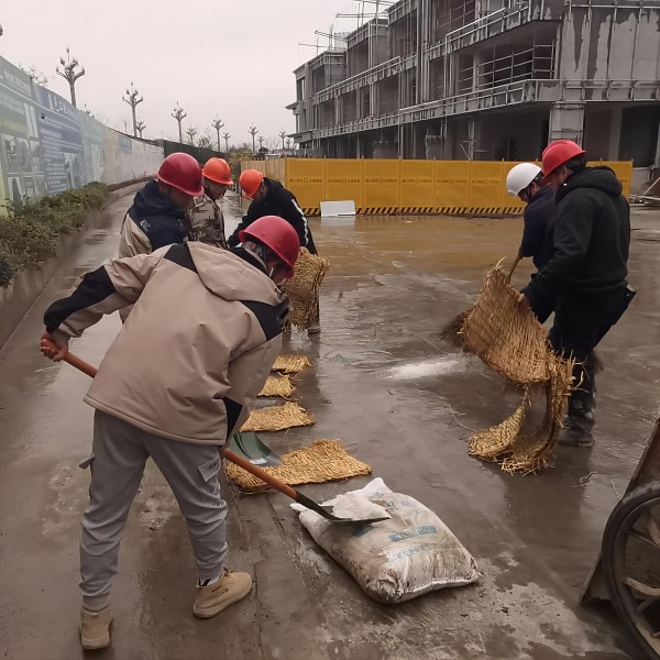 嘉湖區(qū)域公司鳳鳴和院項(xiàng)目作業(yè)人員對(duì)現(xiàn)場(chǎng)主要施工通道進(jìn)行工業(yè)鹽撒布以及草墊鋪設(shè)(1).jpg