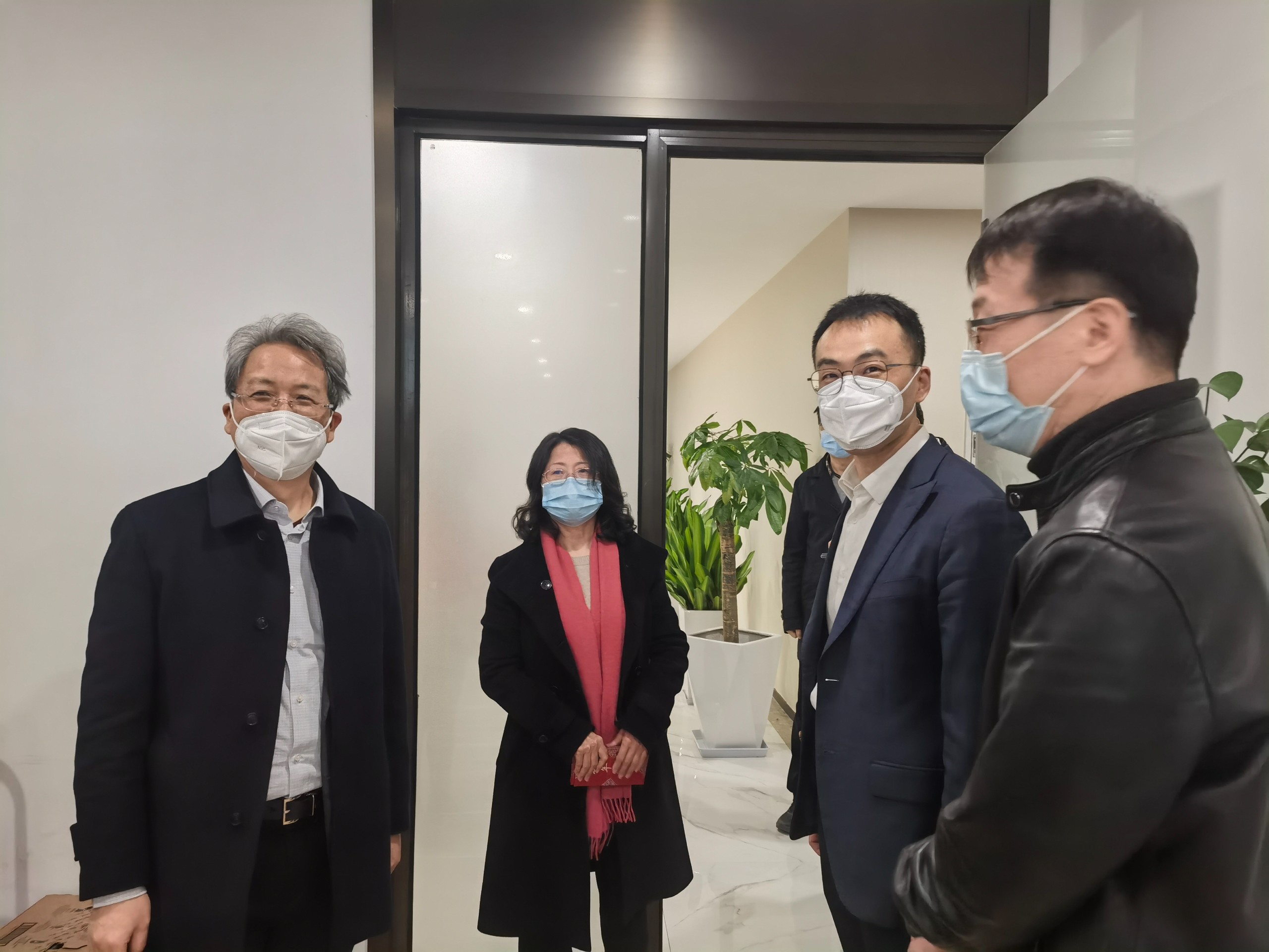 集團(tuán)公司黨委副書(shū)記陳敏、工會(huì)主席柴云妹一行到省經(jīng)投公司開(kāi)展節(jié)后慰問(wèn).jpg