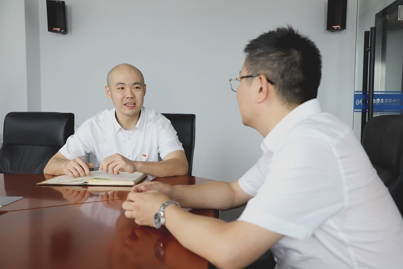 錢進(jìn)與入黨積極分子談心談話，開展思想政治工作。.JPG