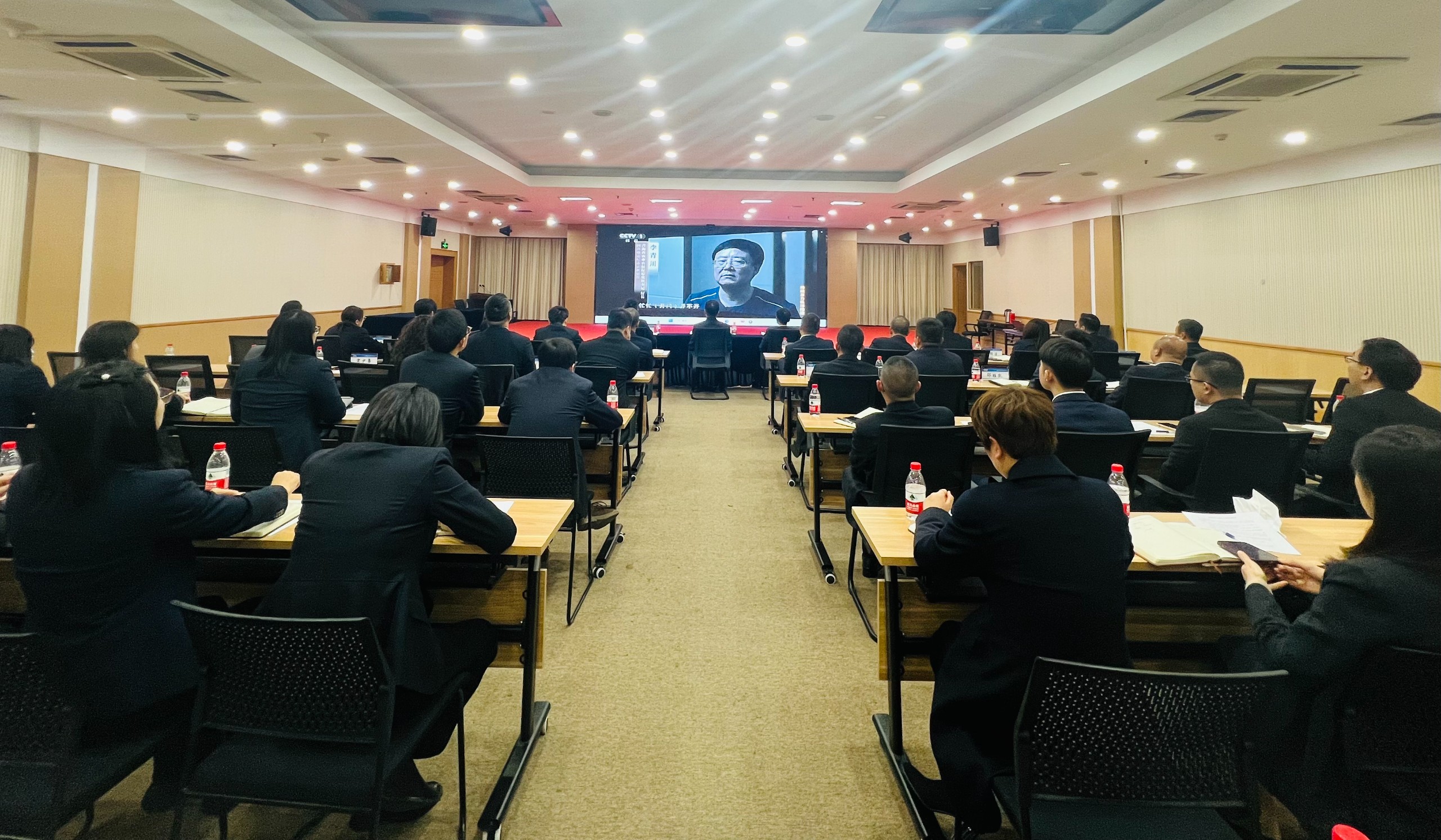省經(jīng)投公司召開(kāi)2024年黨風(fēng)廉政建設(shè)會(huì)議暨警示教育大會(huì).jpg