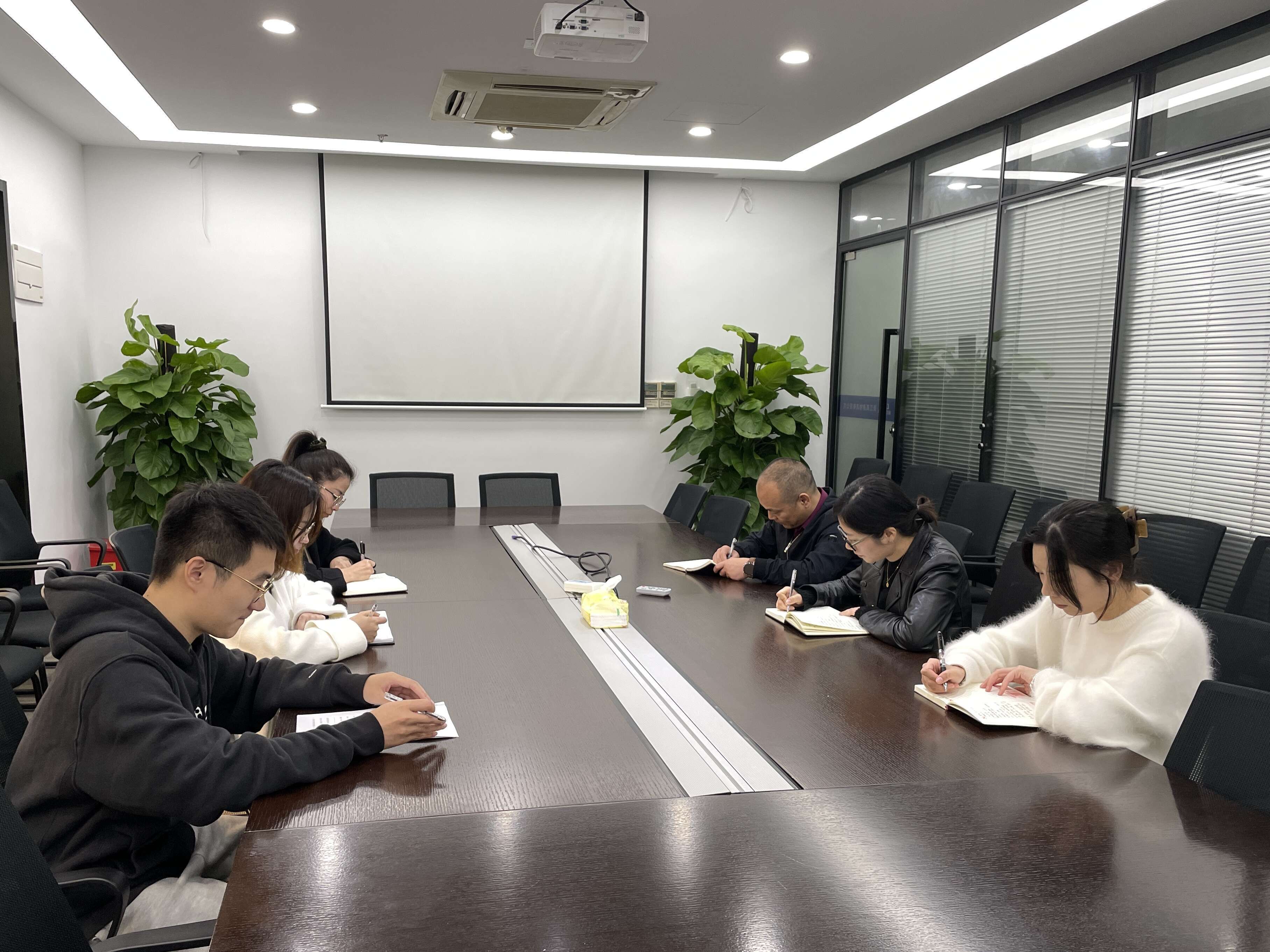 招標(biāo)代理咨詢公司黨支部學(xué)習(xí)十九屆六中全會精神.jpg
