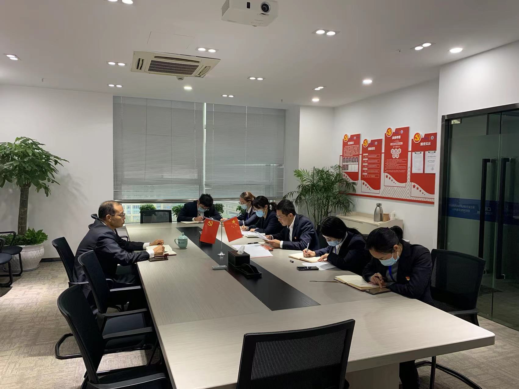招標(biāo)服務(wù)中心黨支部召開十九屆六中全會精神學(xué)習(xí)研討會.jpg