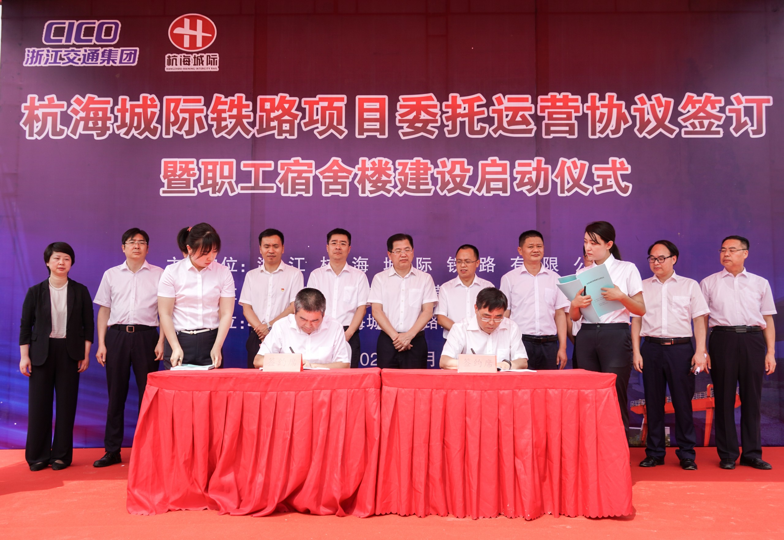 ca7bea1ab259f8ea337f01861d1e8f87.jpg 委托運(yùn)營協(xié)議簽訂.jpg
